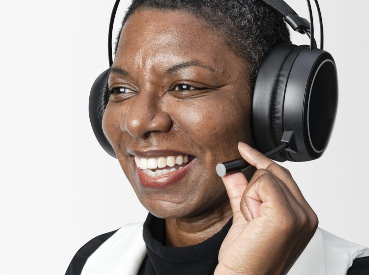 operator-with-headphones-smart-glasses (1)